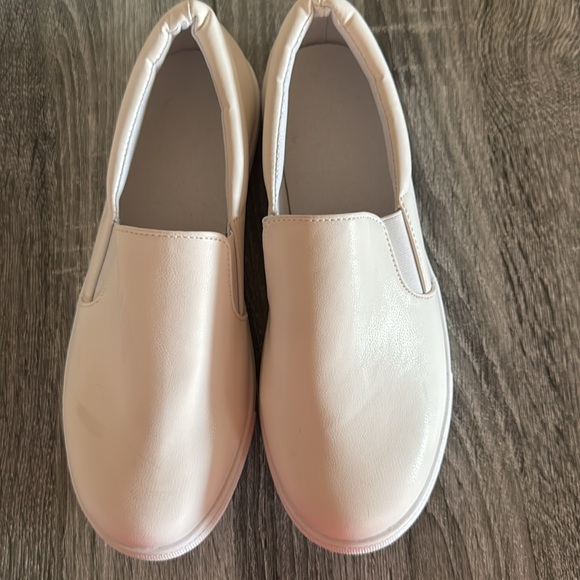 Like new women’s size 9.5 White Slip Ons - Picture 4 of 6